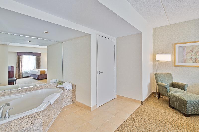 Hotel Express & Airport By Ihg Ottawa